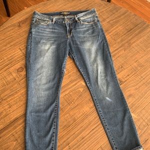 Women’s low rise Lucky Brand Lolita skinny jeans.